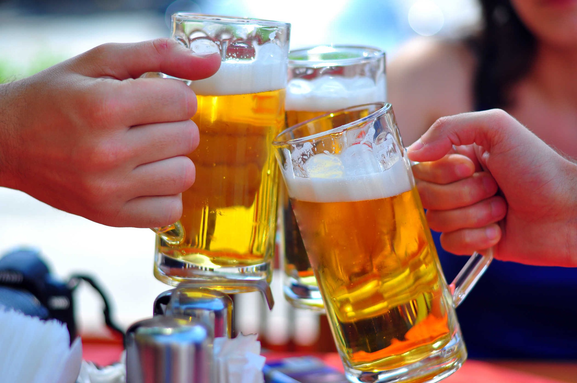 Nguy cơ mất nước khi uống bia rượu ngay sau khi tập thể dục